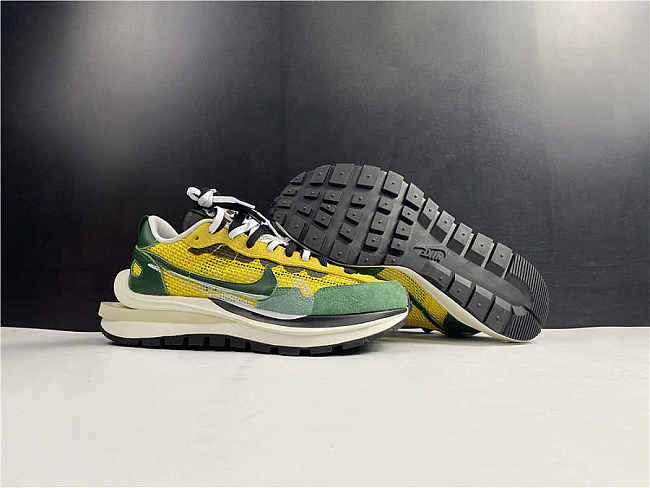 Nike Vaporwaffle sacai Tour Yellow Stadium GreenCV1363-700 - 1