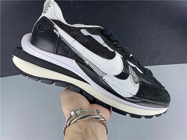 Nike Sacai Black and White CI9928 001 - 1