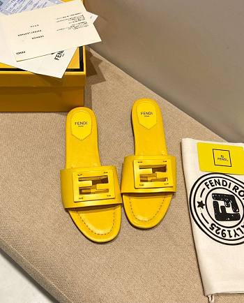 Fendi Yellow leather slides 8R8136AE7TF0VVA