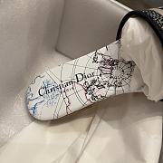 DWAY SLIDE Blue and White Dior Around the World Stella Embroidered Cotton KCQ209AHE_S29W - 4