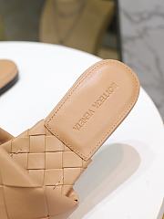 Bottega Veneta Women's Natural The Lido Intrecciato Leather Sandal - 5